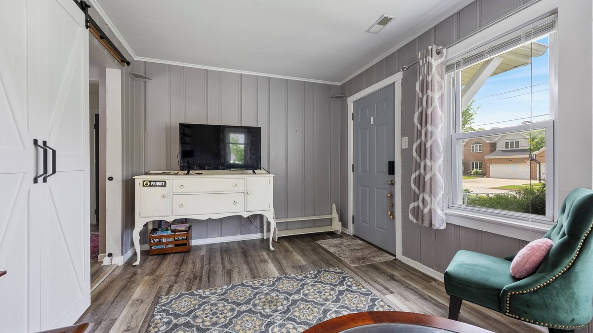 Westmont House | Gorgeous Cottage in Westmont, with massive fenced garden pet friendly, sleeps 5.