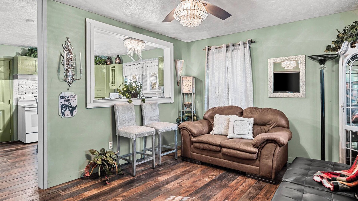 Athens Cottage | Gorgeous Cottage Near UGA - Close to Everything!