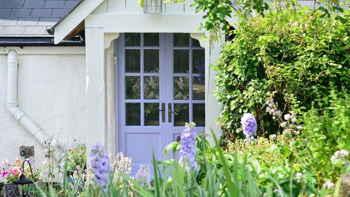 Littlehempston Cottage | Gorgeous Cottage sleeps 10 + cot. Pet friendly, Luxury Hot Tub & Parking