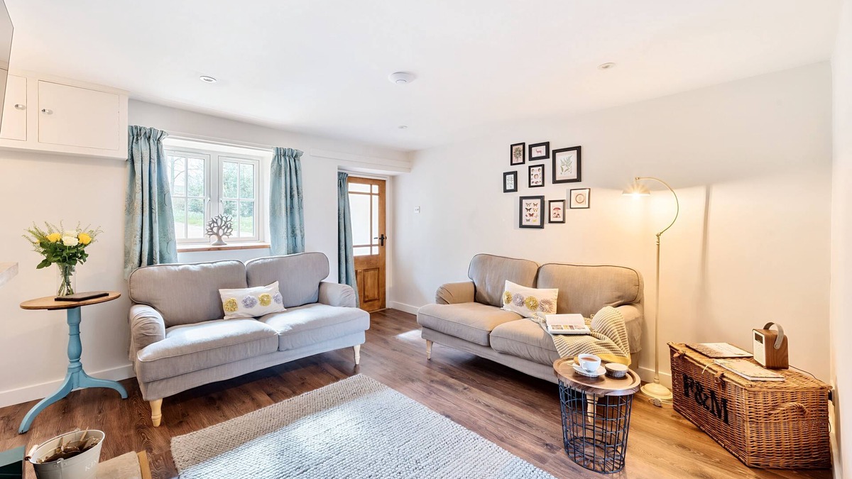 Buckland Newton Cottage | Gorgeous cottage with heated swimming pool
