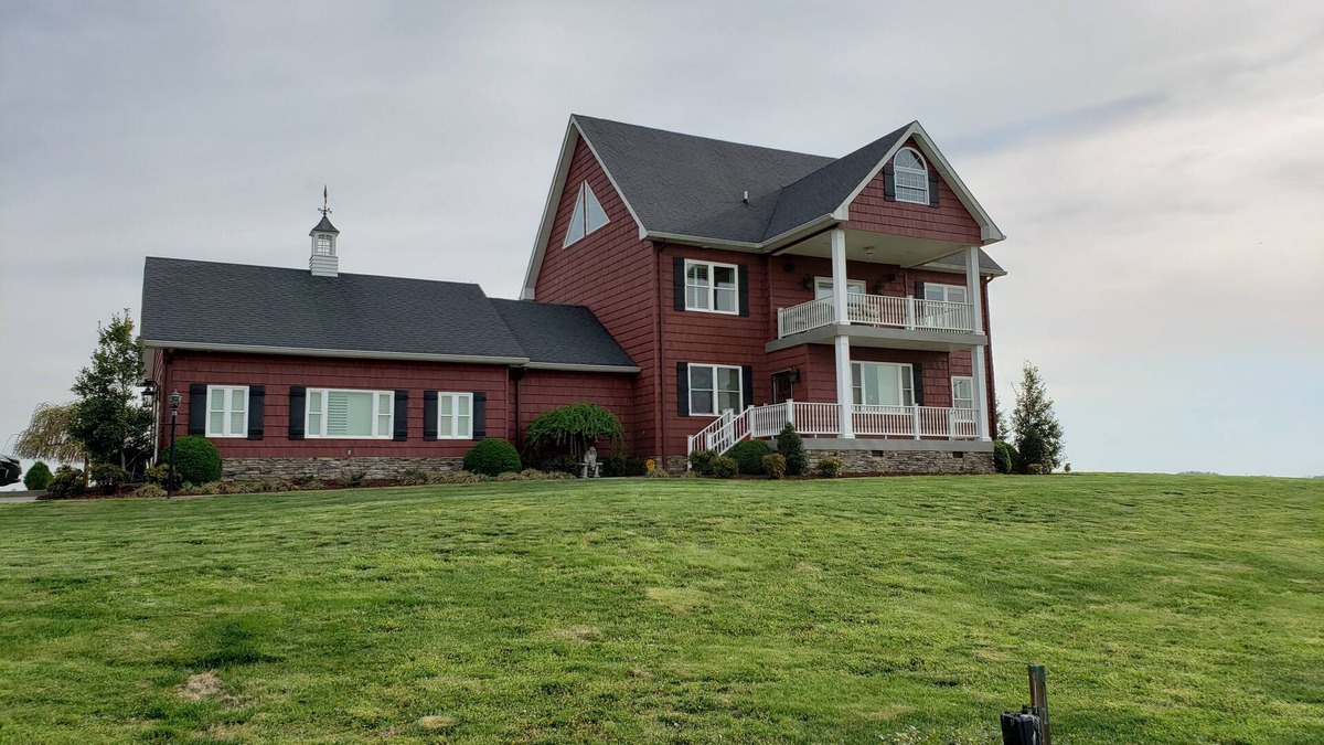 Metropolis House | Gorgeous country view farm house.