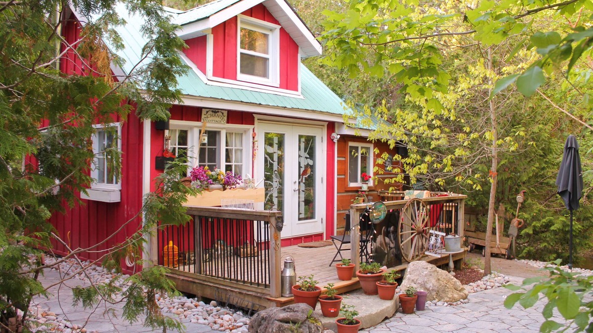 Mono Cottage | Gorgeous cozy cottage besides a bustling stream, surrounded by gorgeous greenery