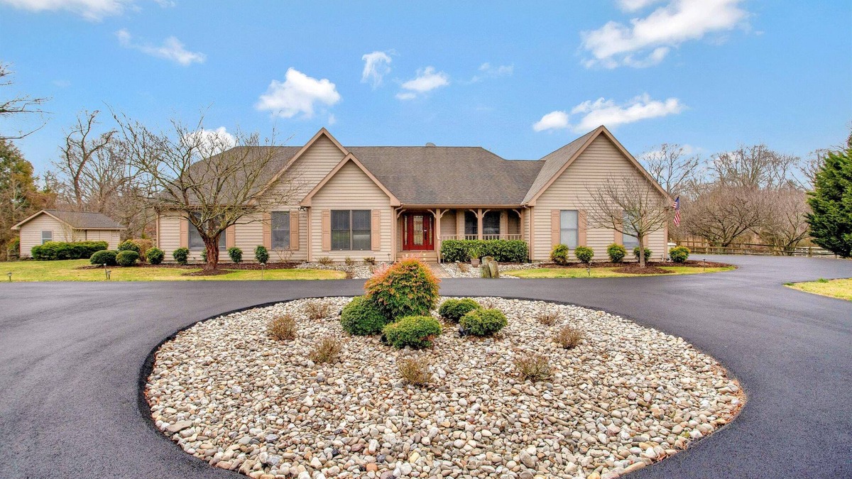 Queenstown House | Gorgeous Creek Side Ranch-Style Estate With Dock