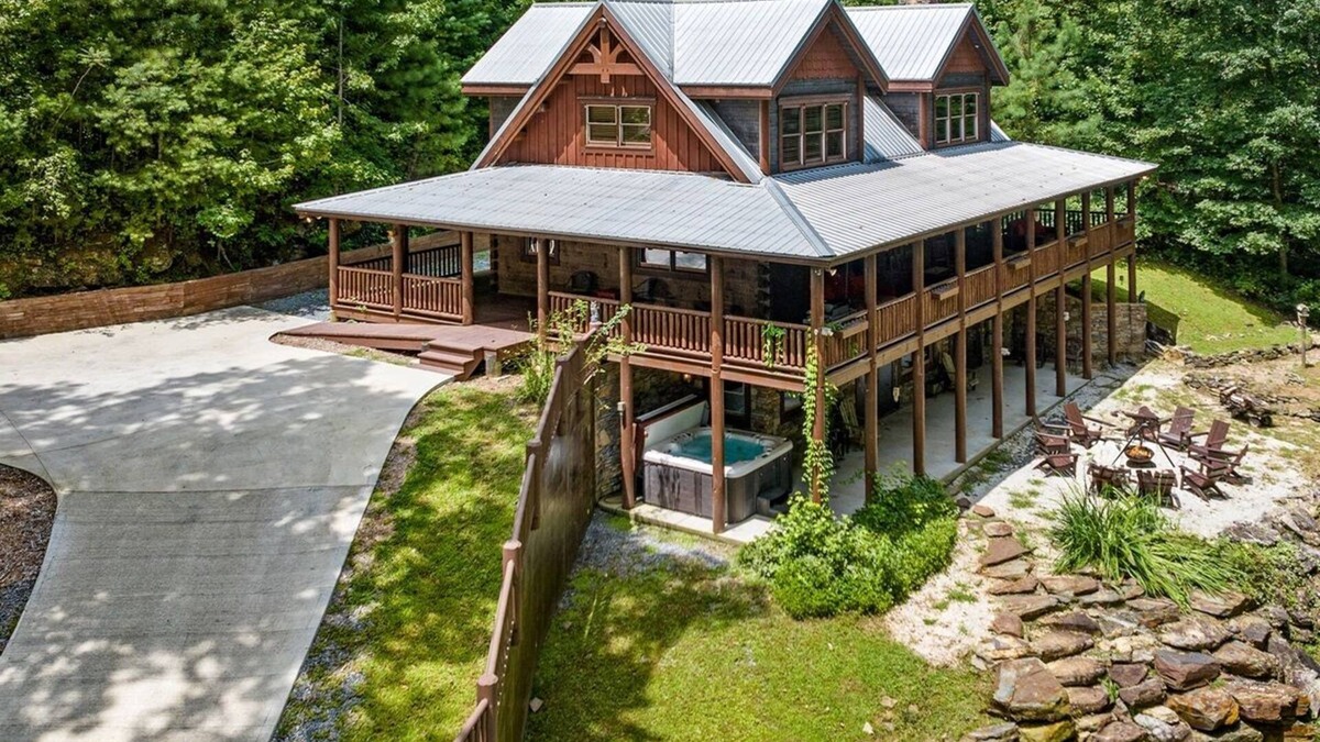 Ellijay Cabin | Gorgeous Creekside Lodge! Sleeps 14! Guesthouse with Huge Game Room! Huge HotTub