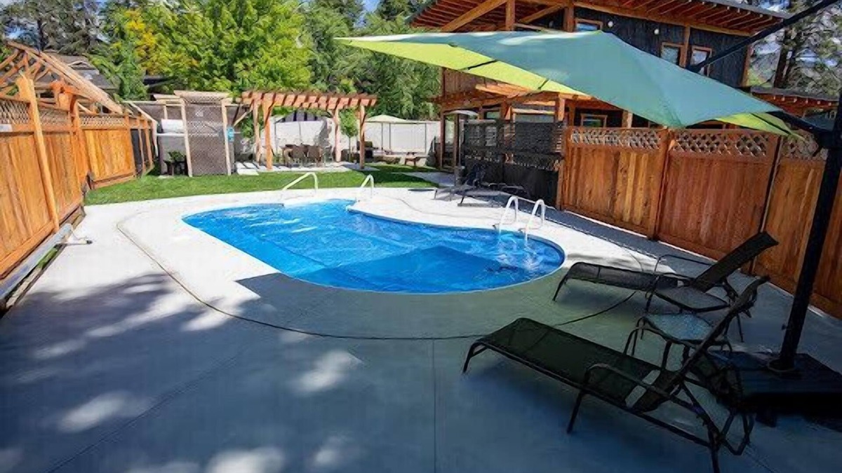 Okanagan-Similkameen House | Gorgeous Custom Post & Beam Carriage House with Pool and Swim Spa