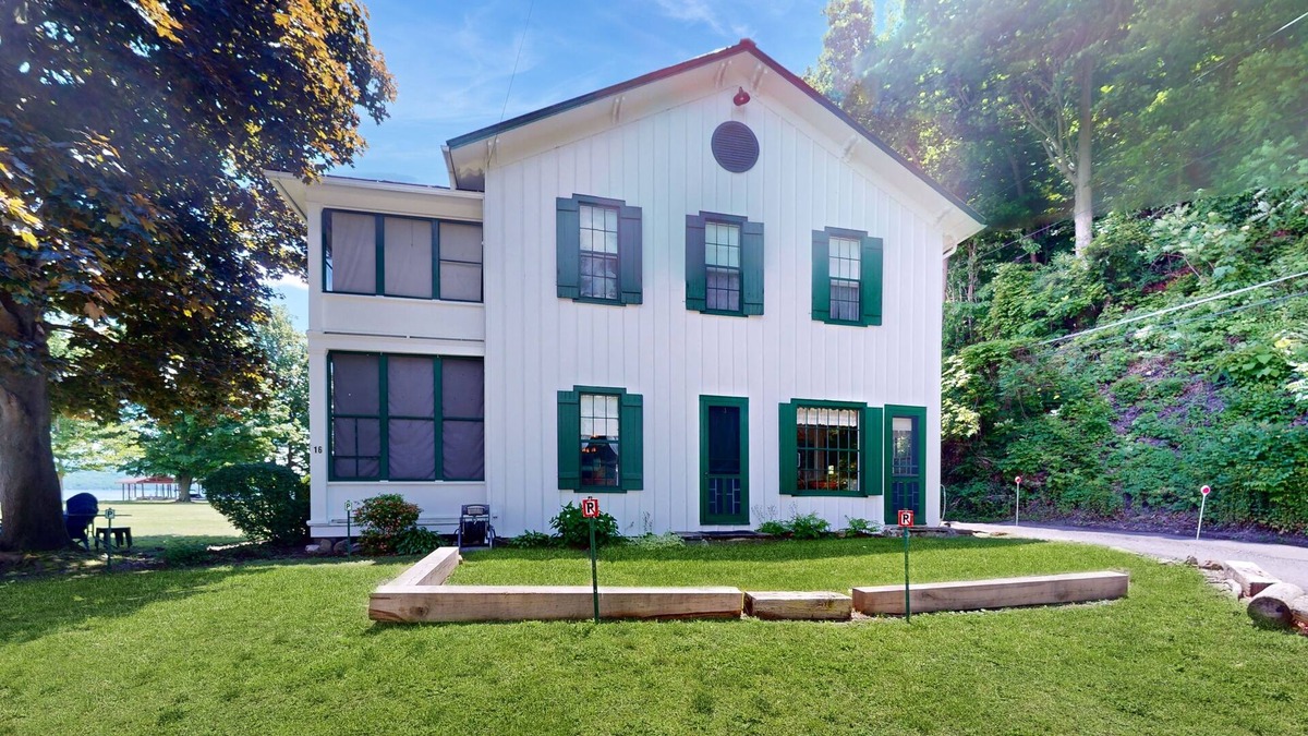 Rock Stream House | Gorgeous dog-friendly lakefront cottage with full kitchen and grill
