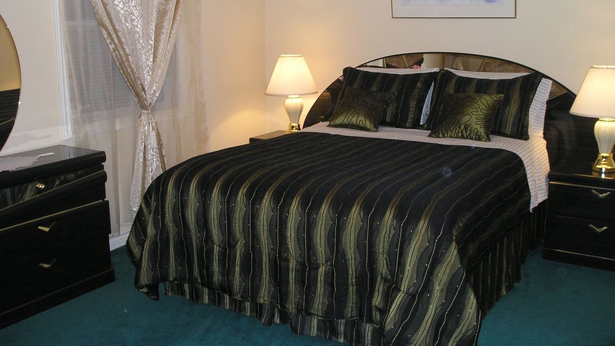 Niagara Falls House | Gorgeous DOMINO SUITE at SUSAN'S VILLA - HOTEL GARNI / B&B European Style