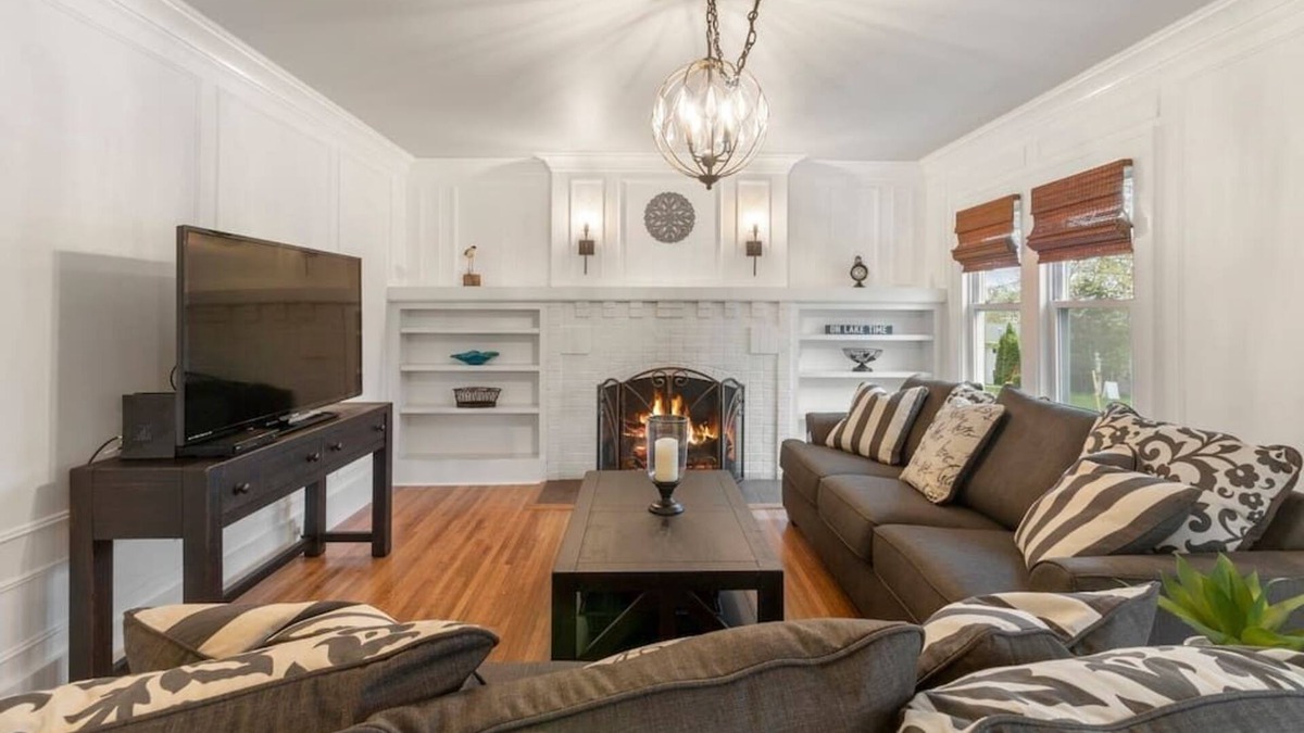Lake Geneva House | Gorgeous Downtown Baker St Bungalow, Walk Everywhere!
