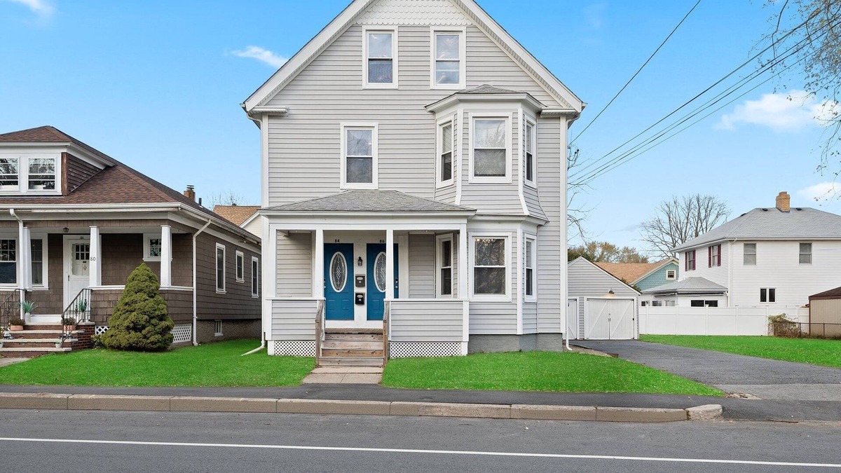 East Providence Apartment | Gorgeous Duplex In A Quite & Safe Area, Minutes From Providence
