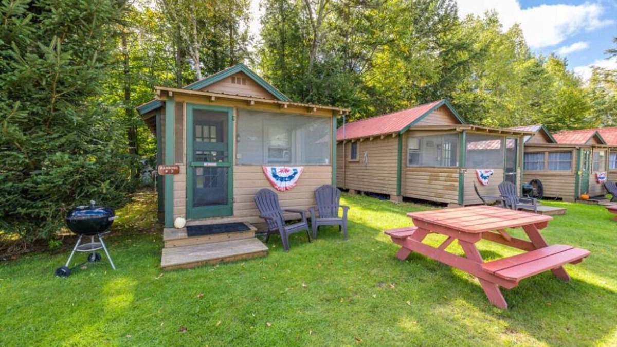 Inlet Cottage | Gorgeous Escape Steps Away from Fourth Lake at Stiefvater's Lakeside Cottages