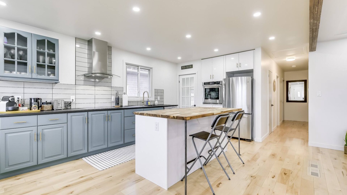 Grimsby House | Gorgeous escape to the wineries! By the Lake!