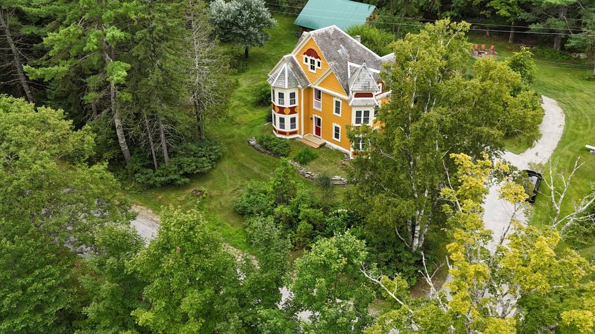 North Creek House | GORGEOUS FAMILY FRIENDLY VICTORIAN WITH ALL NATURAL CEDAR HOT TUB NEAR GORE MT