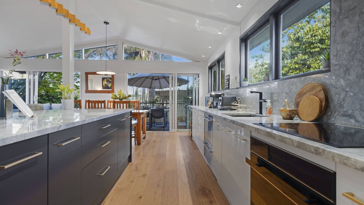 Glendowie Apartment | Gorgeous Family Home-Fully Fenced & Toys