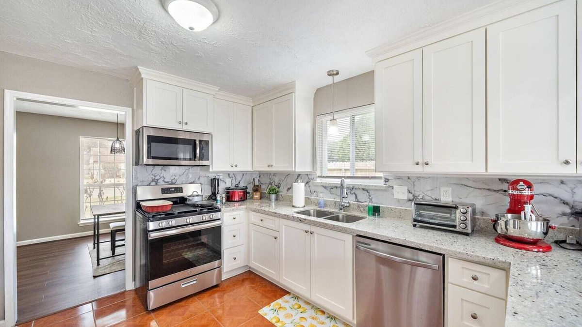 Greater Fondren Southwest House | GORGEOUS FAMILY HOME - MINS TO DOWNTOWN HOUSTON