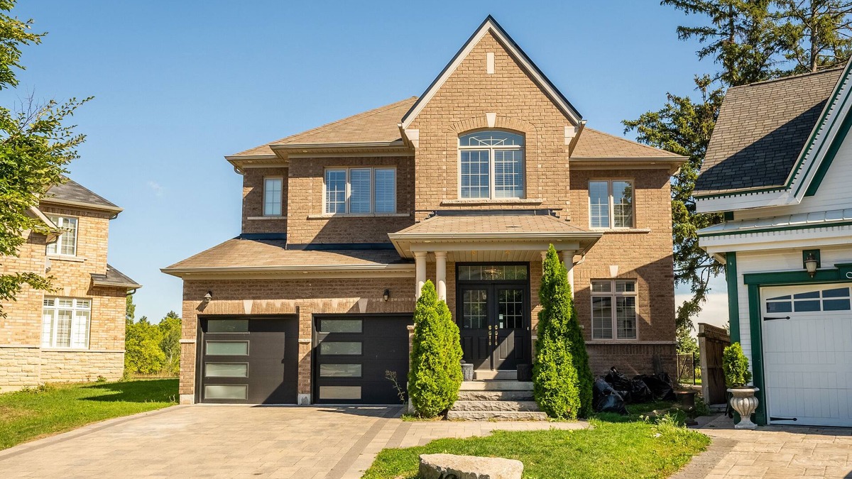 Brampton House | Gorgeous Family Home with a huge backyard facing a Pond