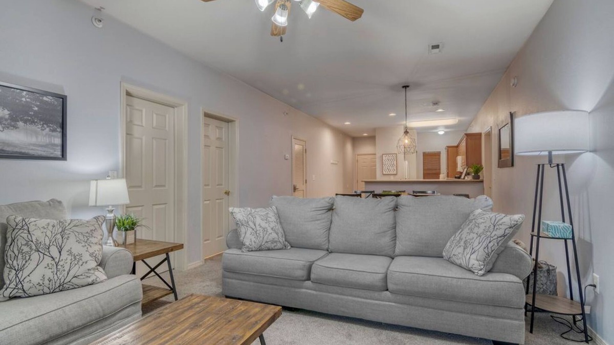 Branson West Condo | Gorgeous family-sized golf course level condo. Sleeps 11. 3 min to SDC!