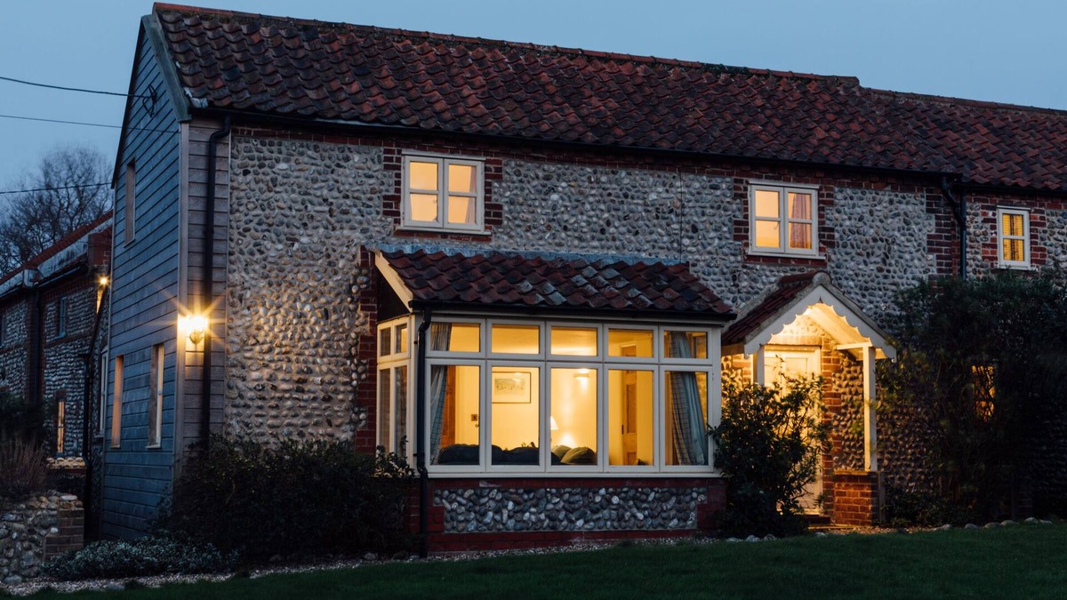 Salthouse Cottage | Gorgeous flint cottage overlooking the marshes, walking distance to beach