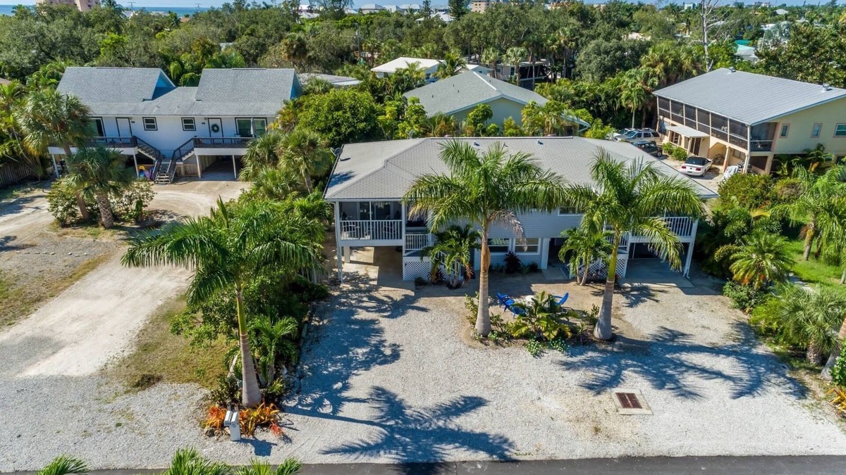 Fort Myers Beach Apartment | Gorgeous, Fresh Florida, Coastal Renovation Manor, Steps to the Beach!