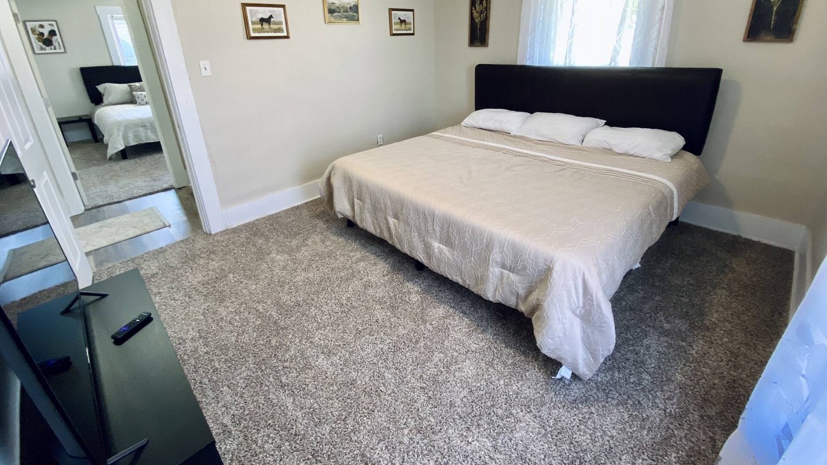 Ashland Apartment | Gorgeous Getaway- 3 bedroom/1 bath Close to HTS airport, KDMC, and Cabell