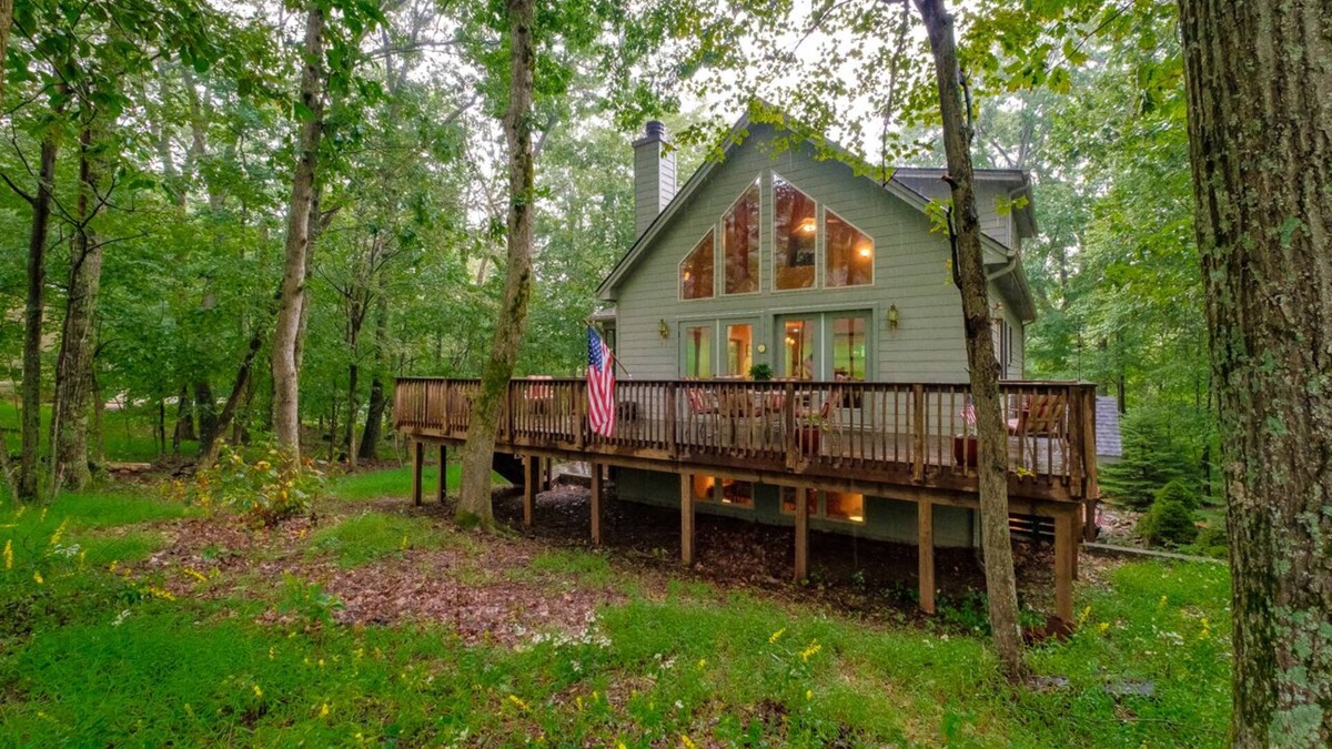 Chestnut Springs House | Gorgeous golf-front home with 2 living spaces, a fireplace, and high-speed wifi