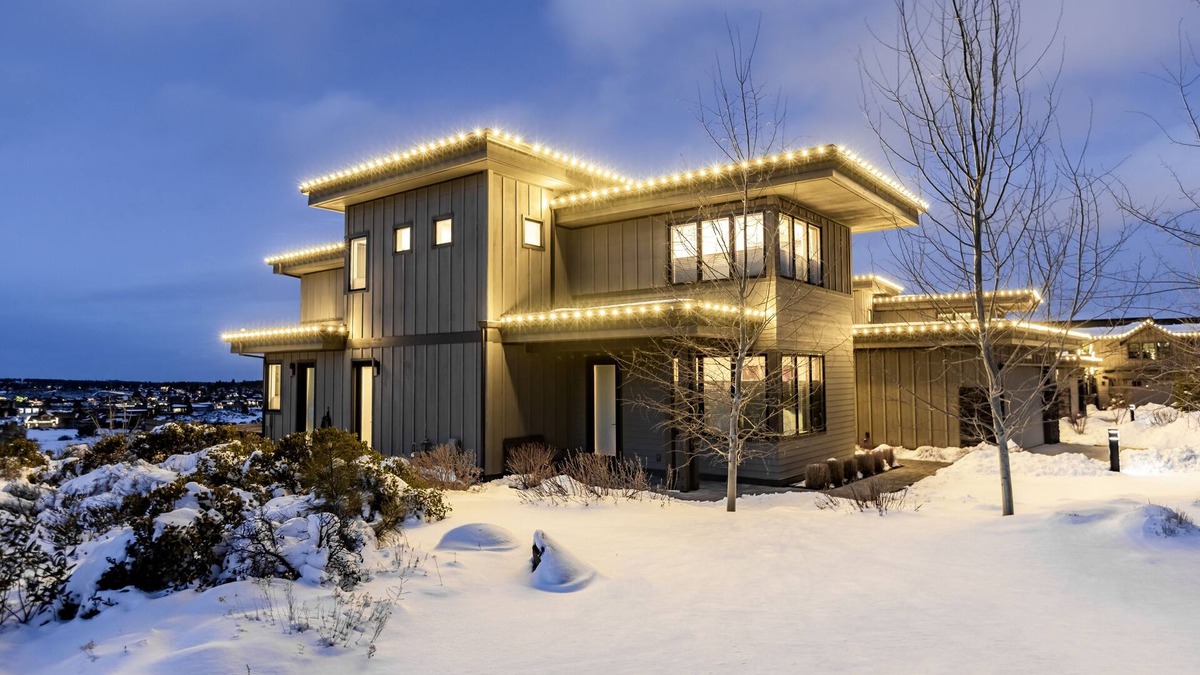 Bend House | GORGEOUS golf, mtn views ~ golf discounts ~ full resort amenities ~ modern ~ new