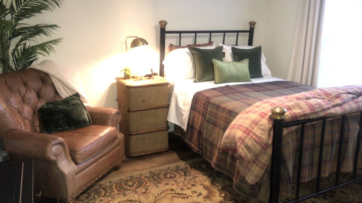 Turners House | Gorgeous Green Room Suite, Safe, Quiet