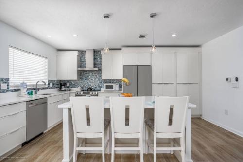 Southgate House | Gorgeous Grove Contemporary Home