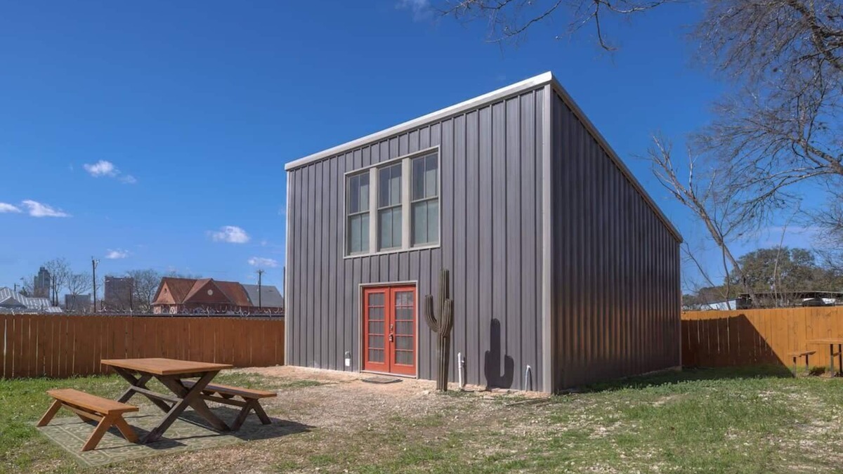 Near East Side House | Gorgeous Guesthouse Near Amazing Downtown