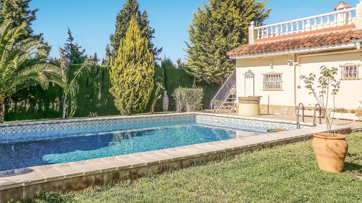 La Pobla de Vallbona House | Gorgeous home in Urbanización La Sima