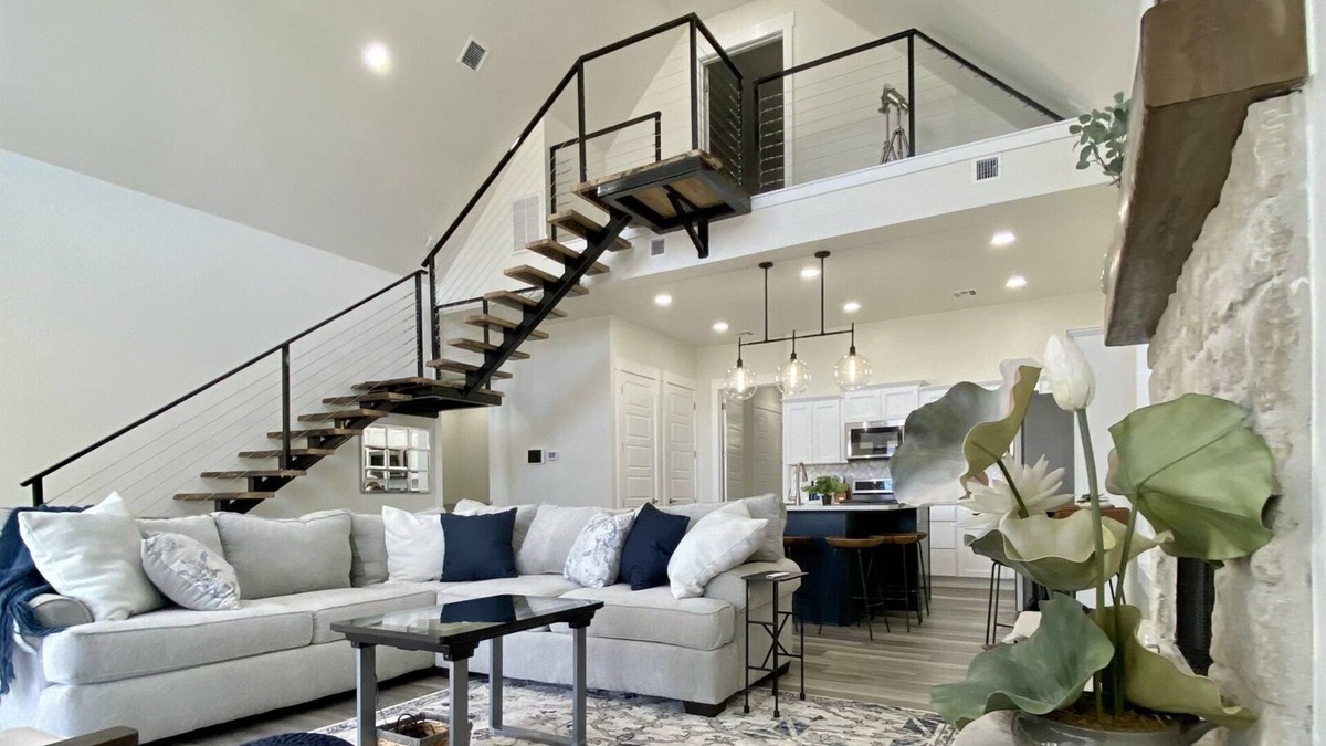 Vinita House | Gorgeous 'Hi-Tech' Lakeside Home! Book 3 Days Get 10% Off!