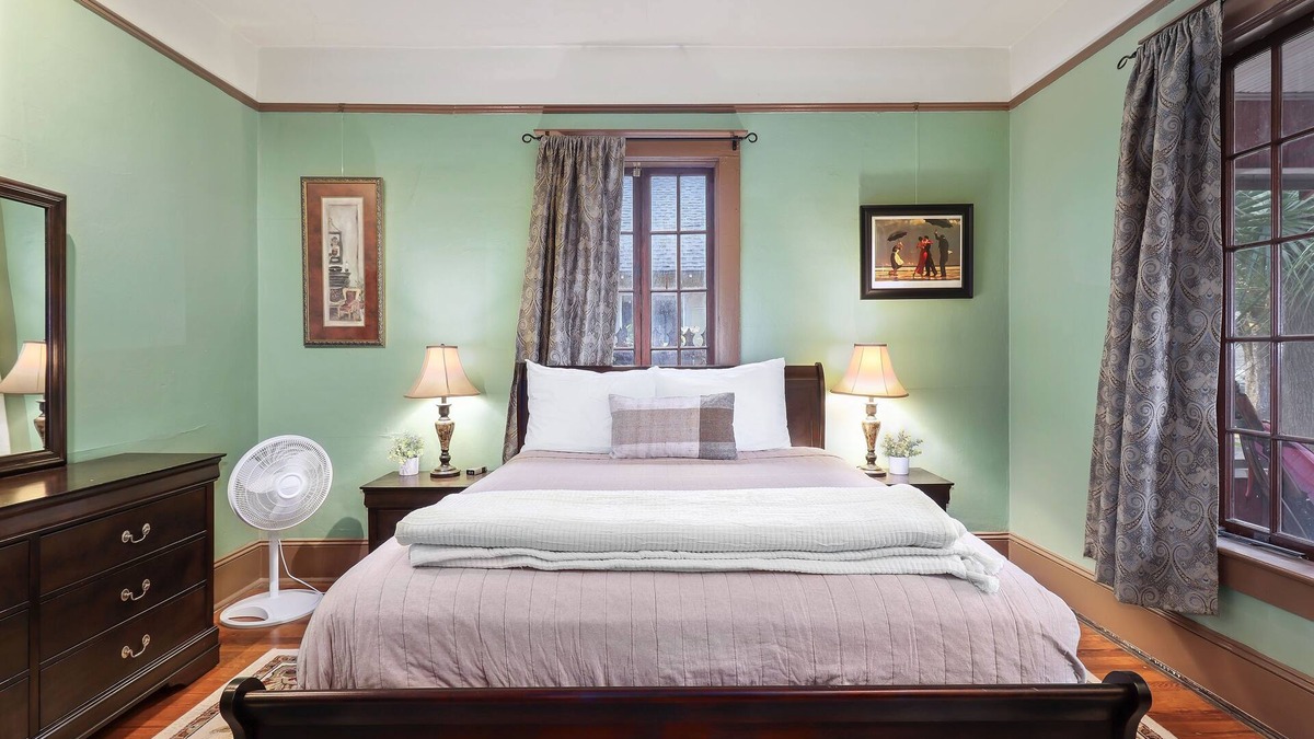 University Heights House | Gorgeous, Historic Downtown Home – Tucked into UF!