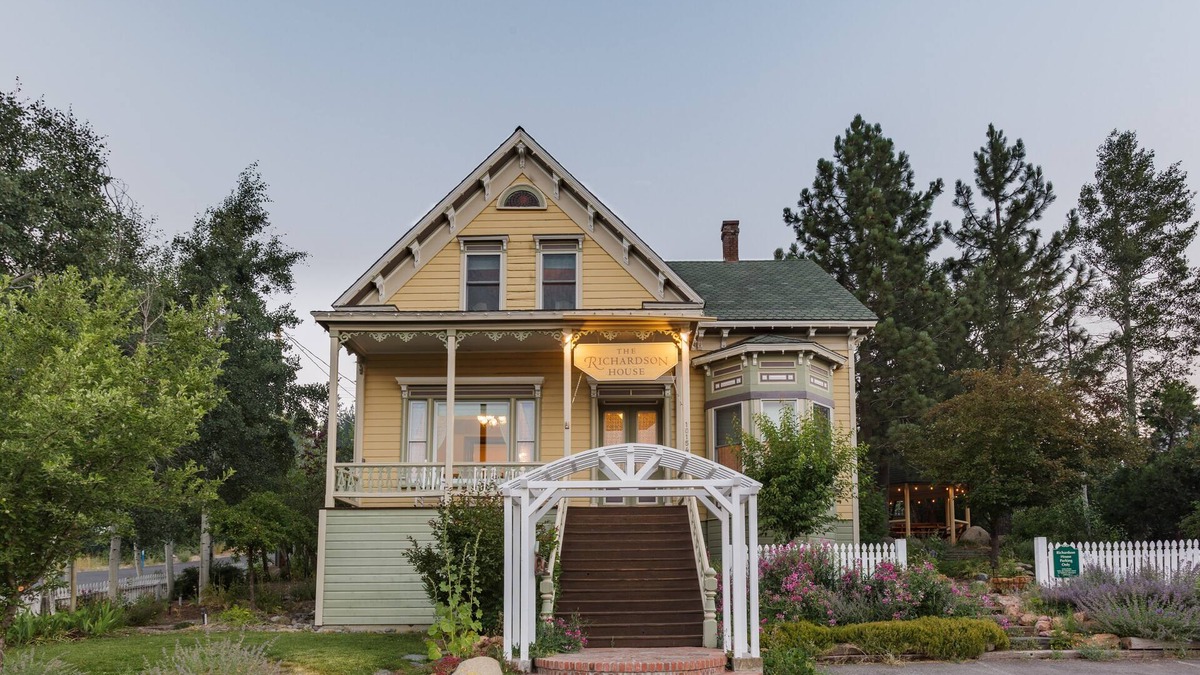 Truckee House | Gorgeous Historic Victorian - Walk to Downtown Truckee! Central to ski resorts!