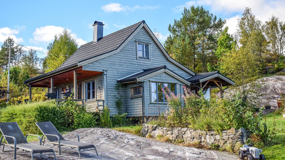 Tysvaer House | Gorgeous home in Aksdal with kitchen