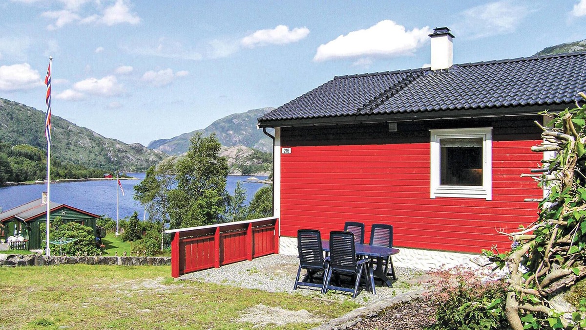 Gulen House | Gorgeous home in Dalsøyra with kitchen