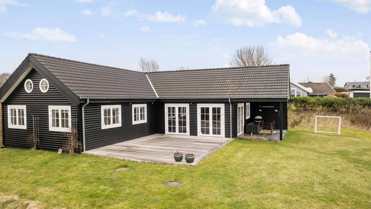 Ordrup House | Gorgeous home in Fårevejle with kitchen
