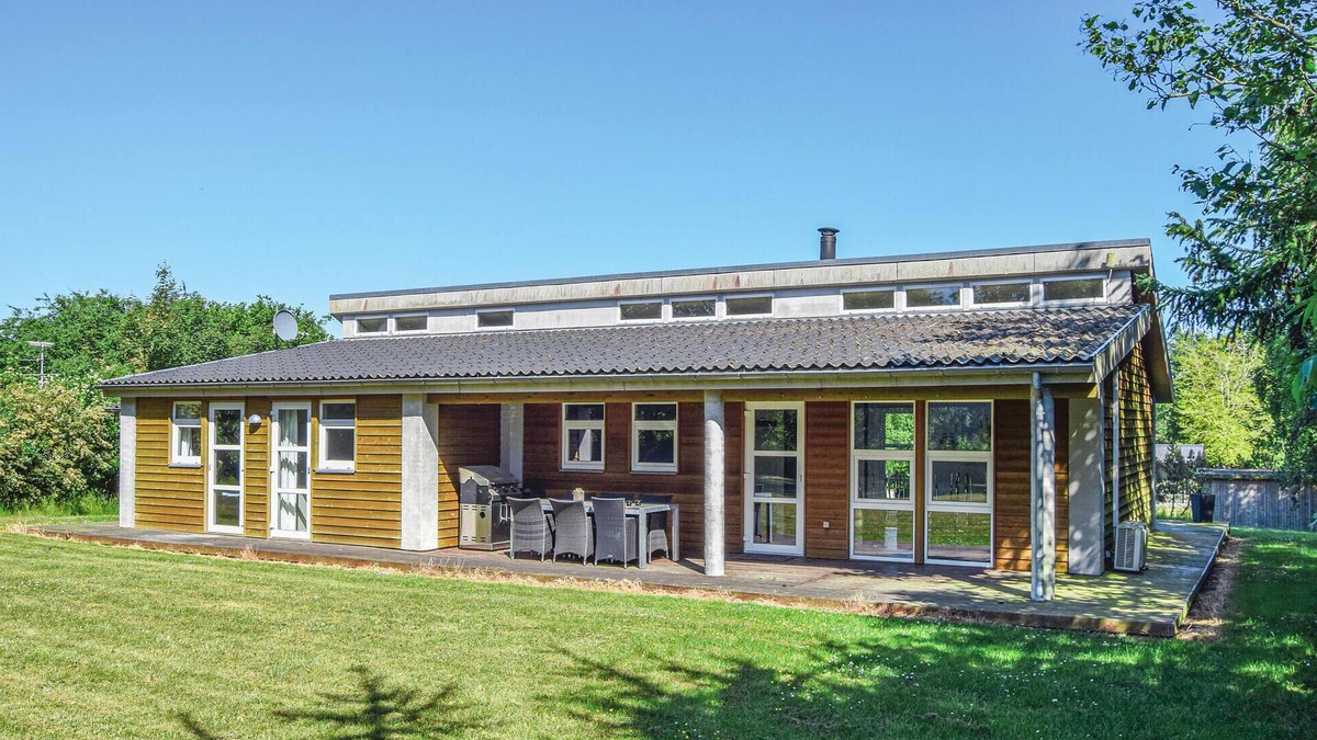 Østerskov House | Gorgeous home in Humble with kitchen