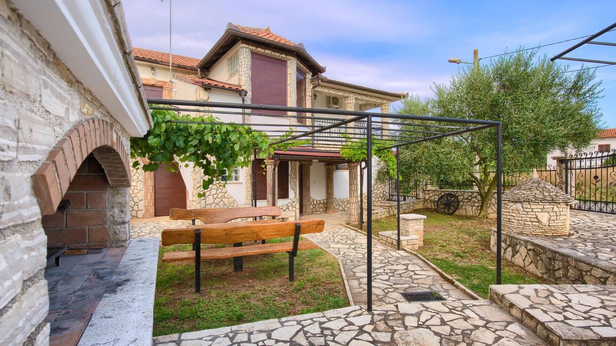Jadreski House | Gorgeous home in Jadreski with kitchen