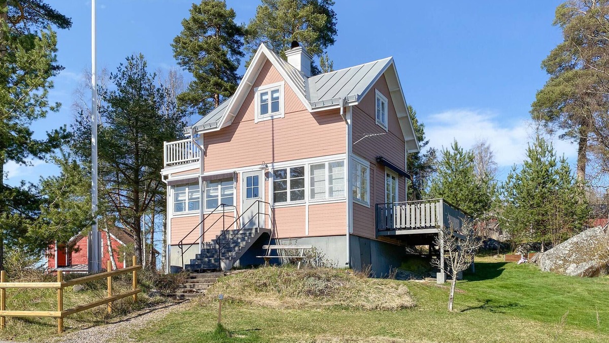 Motala House | Gorgeous home in Motala with lake view