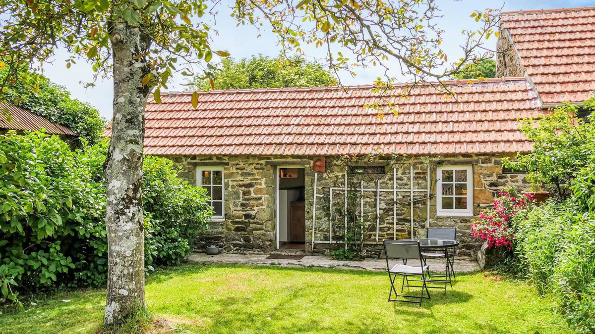 Quettehou House | Gorgeous home in Quettehou with WiFi