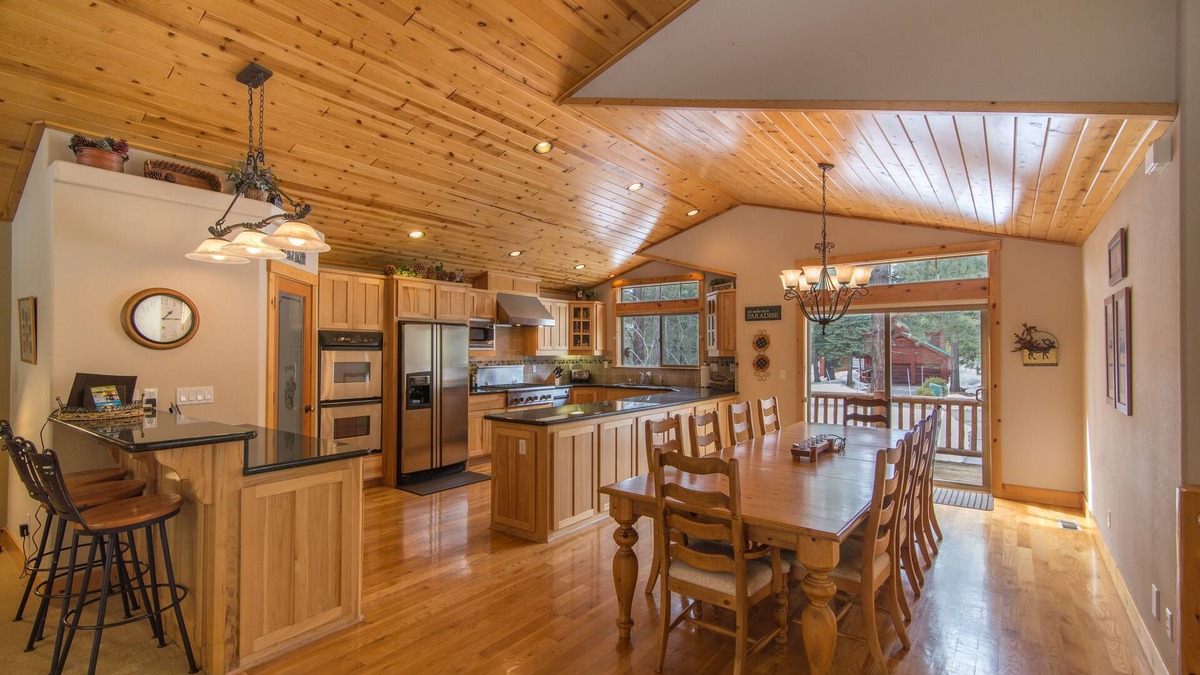 Truckee House | Gorgeous home near golf courses with two en-suites