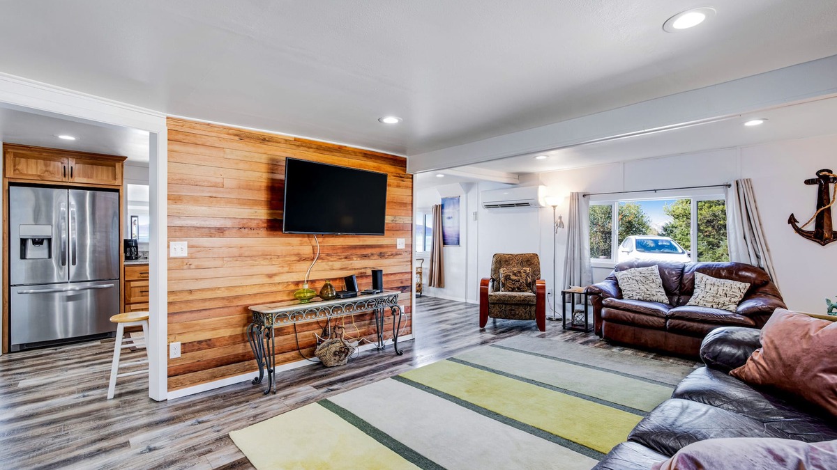 Garibaldi House | Gorgeous home overlooking the bay near a boat launch - dog-friendly