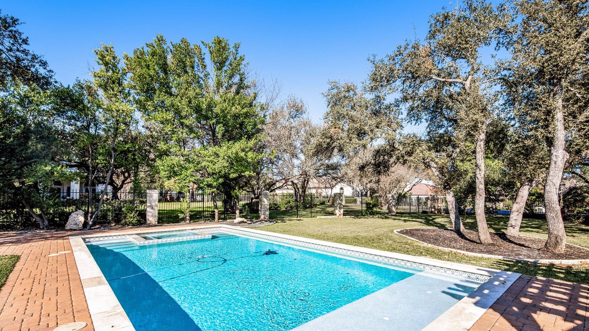 The Hills House | Gorgeous Home - Private Pool & New Kitchen - Free WiFi, Washer/Dryer, Central AC