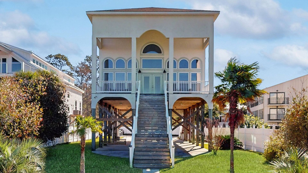 Fairhope House | Gorgeous Home Right on the Bay w/Central AC, Balcony, and Free WiFi