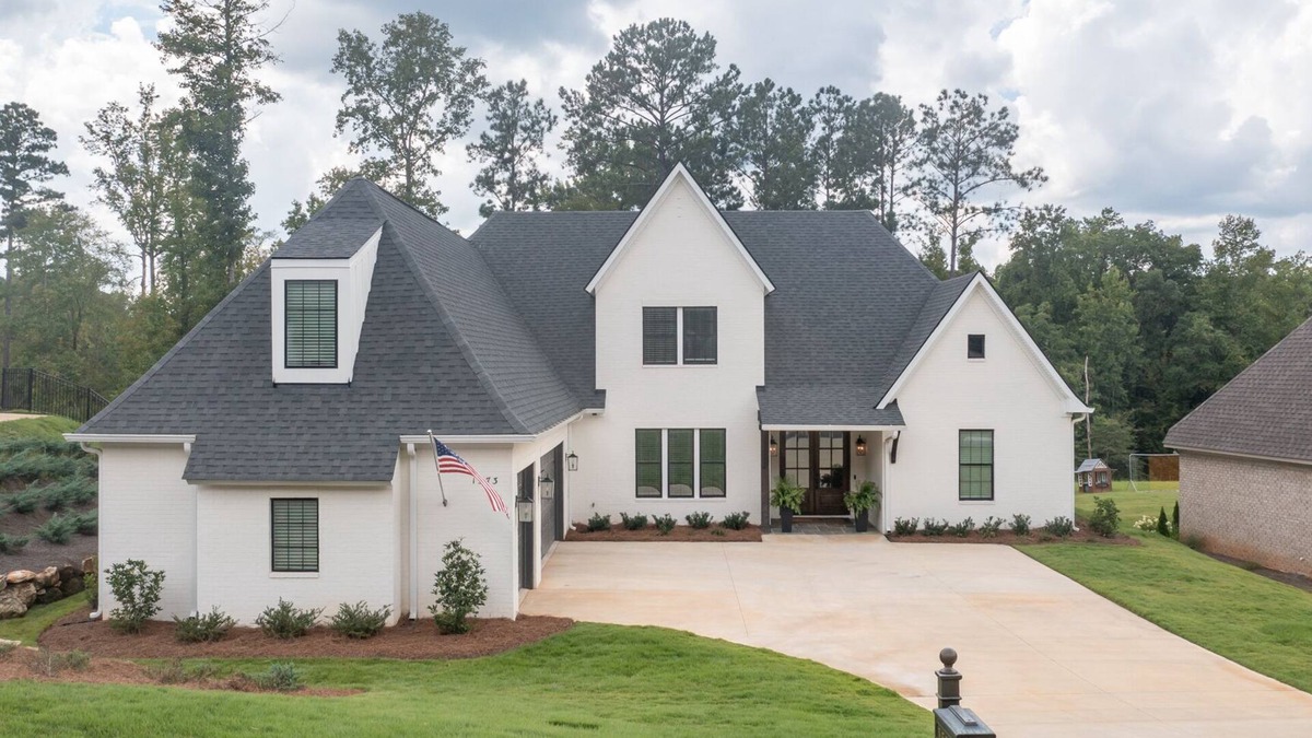 Auburn House | Gorgeous Home so close to Downtown Auburn and Auburn University!