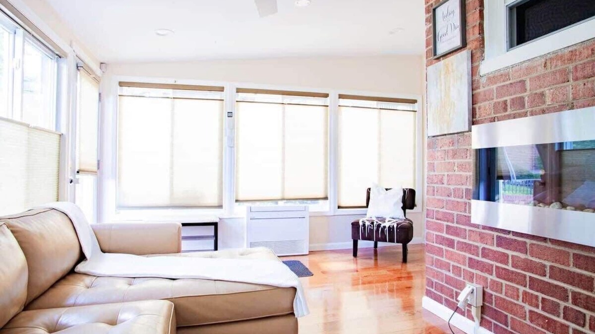 Northeast House | ✶ GORGEOUS HOME TUCKED AWAY IN GREENER PART OF TOWN ✶ TRANSIT-FRIENDLY !