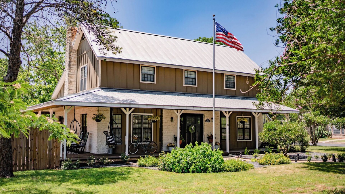 Fredericksburg House | Gorgeous Home w/Wrap Around Porch & Texas Windmill - 2 mins from Main St