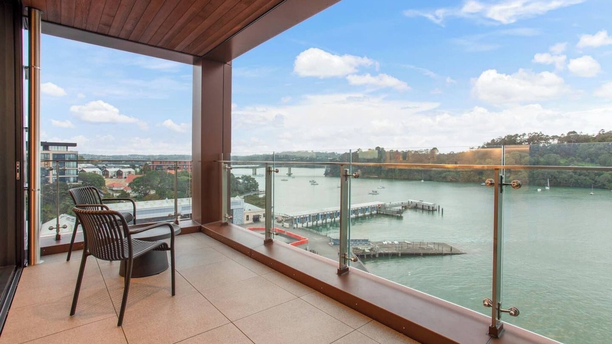 Hobsonville Apartment | Gorgeous Home with Catalina Bay Views and Carpark