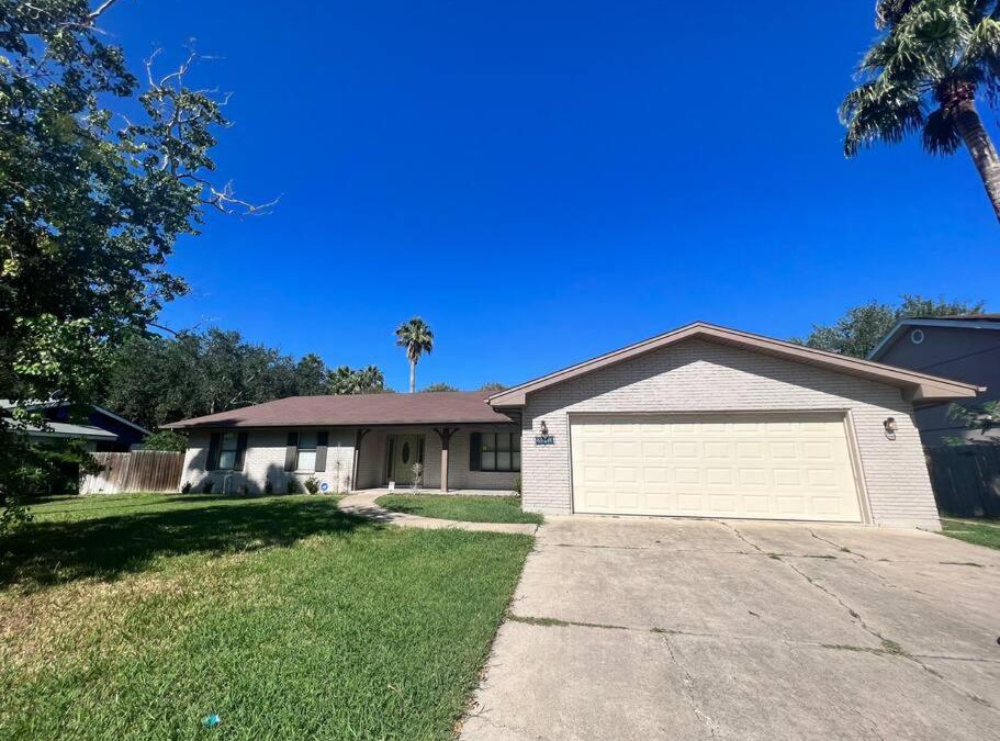 Harlingen House | Gorgeous home with a pool 2600 sqft