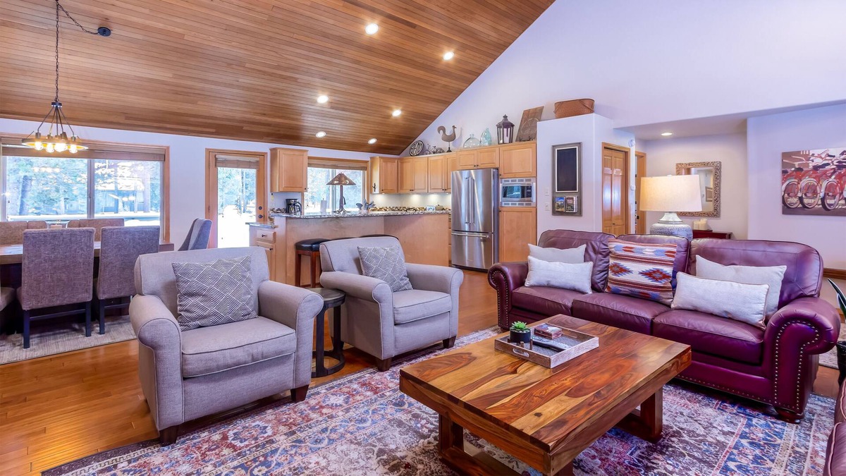 Deer Park House | Gorgeous Home with AC, Gas Fireplace, Private Hot Tub, Ping Pong - DUTC17