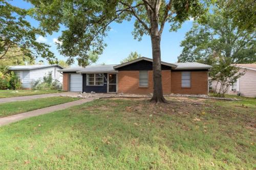 Fredericksburg House | Gorgeous Home with Grill 5Min from MainSt!